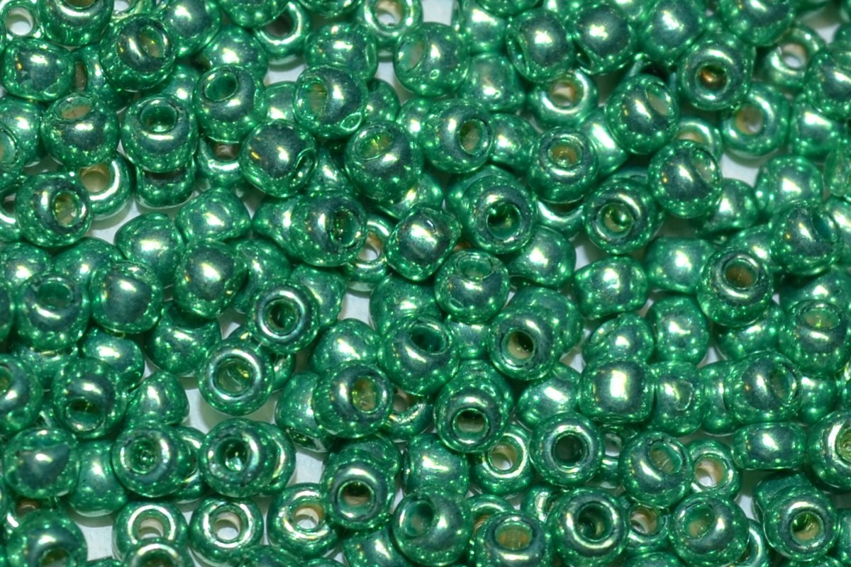 Toho 8/0 Round Japanese Seed Bead, TR8-587PF, Spring Green Galv PermaFinish